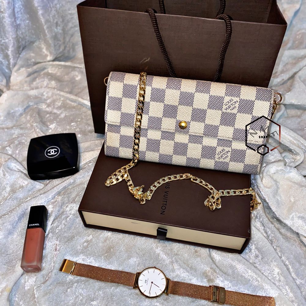 Louis vuitton sarah damier azur i fint skick | man kan använda som kuvertväska eller axelremväska |det finns intialer M.O på insida | koden : CA2131 | 2011 | måttet 19 x 10.5 x 2cm| äkta | kommer med louis vuitton påse (inte låda) |kolla gärna på mina andra annonser |det finns äktabevis 🌹 följa insta : @nmf_se. Väskor.