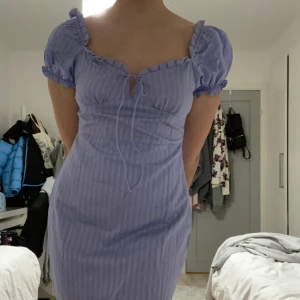 somrig lila klänning - en jättesöt lila klänning som jag antagligen aldrig kommer använda så säljer! 💕 måtten är byst: 98cm midja: 82cm höft: 106cm längd på klänningen: 81cm