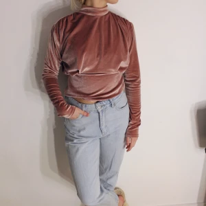 Velvet topp från Nelly💕 - Jätte fin topp från Nelly i superfint skick!        storlek: S Direkt pris: 45kr Skriv buden till mig privat eller kommentera på bilden! Buda med minst 5kr varje gång ✨(Alla bud är välkomna) Köpare står för frakten (Du bestämmer vilket paket så länge det uppfyller vikt och storleks kraven)