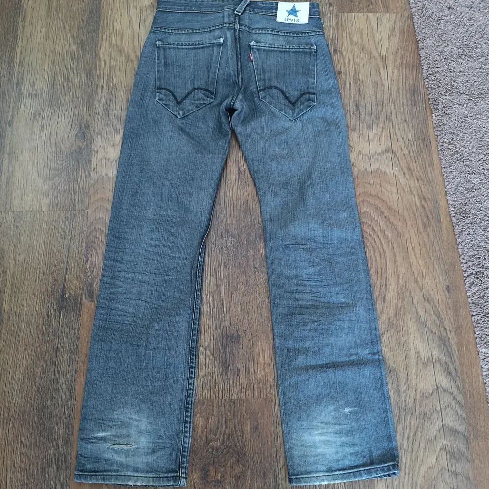 Vintage Levi's jeans i begagnat skick. Finns slitningar och hål i jeansen. (Se bilder).👖 Mätta på golvet ( Beninnerlängd:84 cm)/ (Midjemått sida till sida:  37 cm) (Jag kan tyvärr inte ha jeansen så kan inte visa hur de ser ut på😬) Bud från 150 kr (Budstopp sätts ut efter första budet) Jag tar Swish 🌸. Jeans & Byxor.