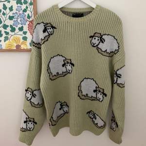 Säljer denna gröna tröja med får på! Använt en gång, väldigt bra skick! 