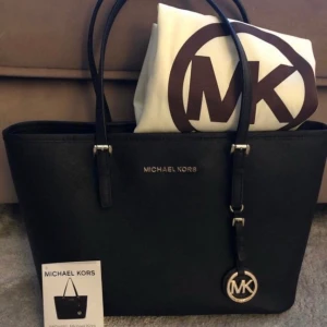Michael kors small tote  - Säljer nu denna helt ny aldrig använd givetvis äkta tror retail va lite över 3000kr