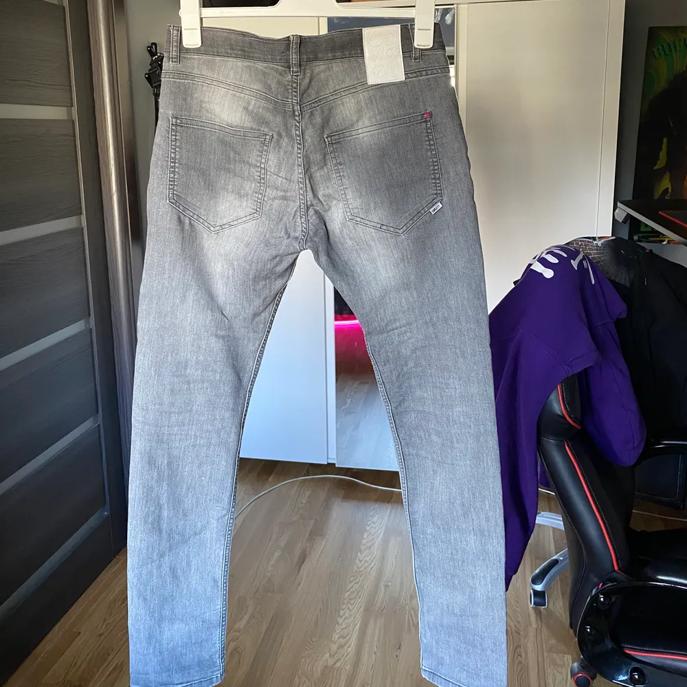 Ett par gråa skinny jeans från sweet, byxorna är i använt skick då de har några år på nacken. Storlek 31/32. Jeans & Byxor.