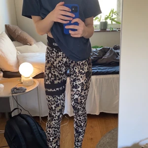 Stronger tights - Stronger tights med namnet roar i storlek S. Bra skick, köpta för ungefär 1 år sedan men använda sparsamt. Endast texten där bak som slitits. 380+frakt.