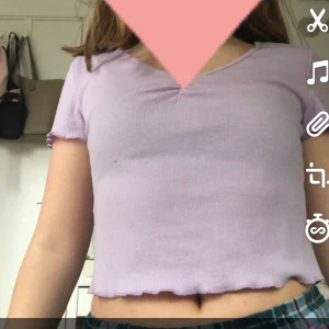 SHEIN  - Detta är en jätte gullig tröja från SHEIN som tyvärr inte är min smak, har endast använt plagget 3 ggr. Plagget tvättas såklart innan vi skickar det, på bilden ser det ut som en fläck men det är bara vatten ❤️