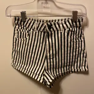 Jättesnygga shorts som är helt oanvända!! Säljes för 40kr, frakt tillkommer 💛