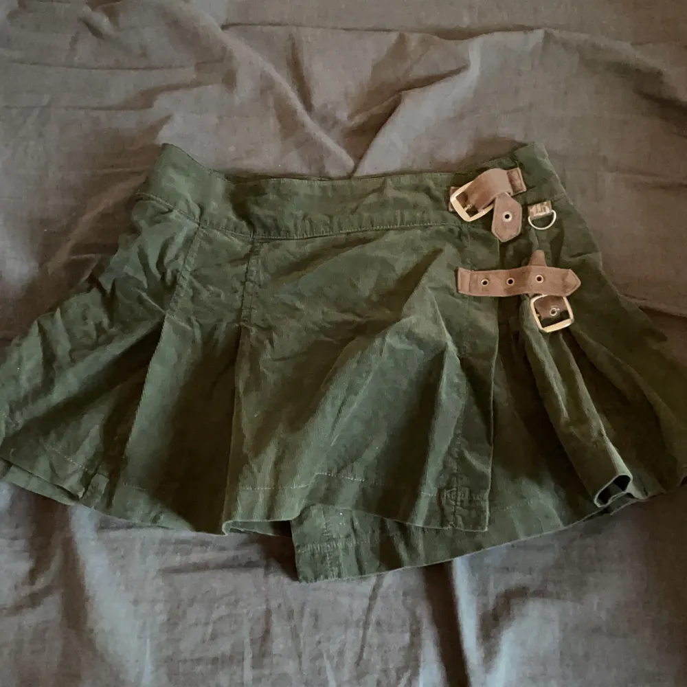 Armégrön kjol från bikbok, som är helt oanvänd då den är lite stor för mig. Utöver det lite kortare, skitsexig. Super fint material och knäppen på sidan så man kan dra åt! . Kjolar.