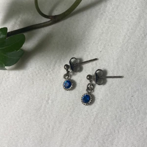 Gulliga örhängen  - Superfina små örhängen!! Postar eller möts i Uppsala. Bara att skriva om du undrar något!!🥰