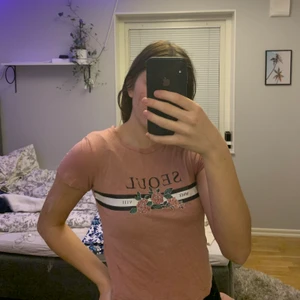 Gammalrosa T-shirt  - Köpt från HM i stl xs. Trycket är som nytt och i bra kvalite! 