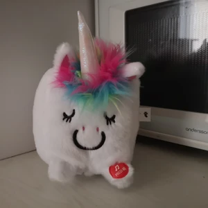 Enhörning/Unicorn med ljud!  - En söt enhörning/unicorn som har ljud om man sätter i batteri. (batterierna sitter i själva enhörningen men man öppnat upp den under magen) En rolig inredningsdetalj för den som älskar enhörningar! 🦄🦄
