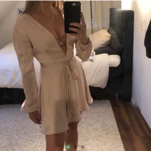 Silkesklänning - Säljer denna supersnygga silkesklänningen, enbart använt en gång!! Går att ha både men bh under eller ingenting, frakt tillkommer💞