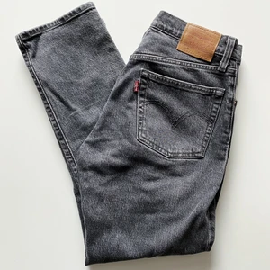 Levi’s 501 crop, 25x26 - Ett par klassiska Levi’s 501:or i färgen ”Cabo fade” vilken är en mörkgrå färg. De är endast använda och tvättade 1 gång. Storleken är 25 i midja och 26 i längd. 1% elastan i modellen, så lite stretch. Se sista bilden för passform, lånad från Levi’s hemsida. Betalning med swish. Köparen står för frakt, ca 79kr.