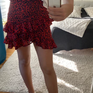 Kjol  - Röd leopardkjol från Bik Bok i storlek S, jätte fin köpt för några år sedan och använd väl men det syns inte överhuvudtaget🤩 modellen har vanligtvis S och är 170cm säljer för 200kr + frakt 
