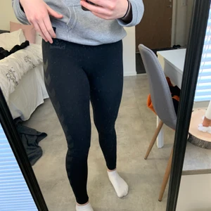 Hummel tights  - Säljer mina super sköna hummel tights som tyvärr har blivit för små och inte kommer till användning. Dem är änvända ett fåtal gånger och är i ny skick!