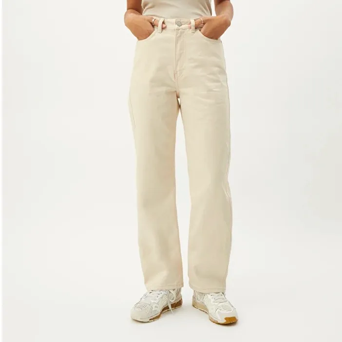 Ett par jätte fina jeans från weekday i modellen rowe färgen är den vit/beiga alltså den ljusa varianten av beige. Fint skick. (Slutsålda på hemsidan) köparen står för frakten spårbar 66kr. Budgivning pågår slut idag 7/3 23,00, högsta bud 180kr. Jeans & Byxor.