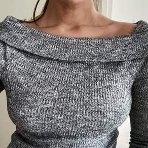 Finstickad topp i offshoulder-modell. Något kortare ärmar än hellånga. Toppen är från Noisy May i storlek XS och har aldrig använts. Betalas via swish och köpare står för frakt.