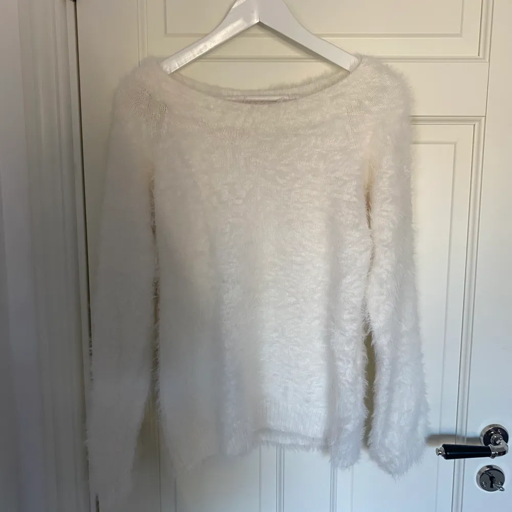 Fluffig vit tröja från Gina Tricot . Tröjor & Koftor.