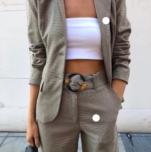 Rutiga kostymbyxor från Na-kd  - Jättefina vida kostymbyxor från na-kd med avtagbart bälte i midjan. Inte så mycket använda så i fint skick! Jag är 173 cm lång.