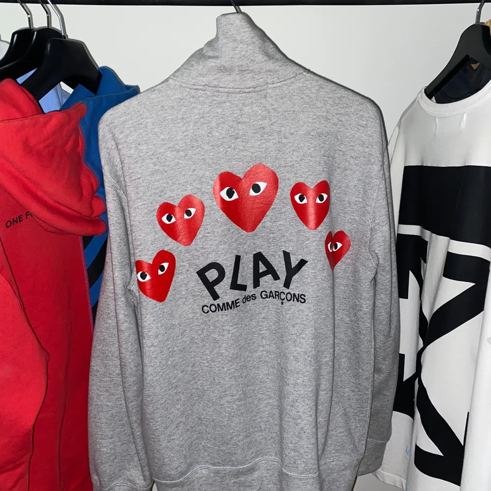 Nu tänker jag sälja min nästintill oanvända zip tröja.. säljer den då den inte riktigt är min stil.. Storleken är L men kan även passa medium. Tröjan är riktigt skön med fickor på framsidan. Givets inkluderas kvittot! 🧾 Nypris är ca 2200kr Lyssnar på bud . Hupparit & Collegepaidat.