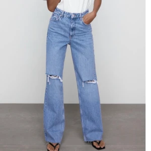 Zara - Säljer mina jeans i från zara då jag inte andvänder dom längre. Dom är klippta och skulle säga att de passa någon mellan 165-170 cm beroende på hur man vill att de ska sitta. Dom är i jättefint skick då jag knappt använt dom så mycket💗