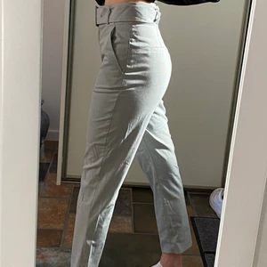Gråa Kostymbyxor  - Gråa kostymbyxor men skärp. Jag är 168 och är i storlek 36.