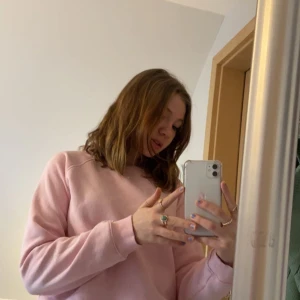 Lager 157 - Säljer min fina rosa sweatshirt i storlek S. Inga skador och jätte skönt material. Frakten ingår i priset. 