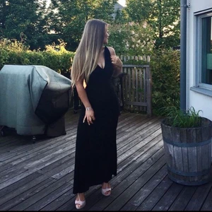 Balklänning  - Säljer denna fina balklänningen för 149 kr, samt skorna för 199kr, både skorna och klänningen är använd en kväll. Kan självklart skicka men köparen står för frakt.💛