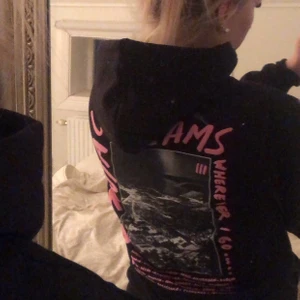 hoodie  - En hoodie med as coolt tryck på ryggen, helt oanvänd endast testad.