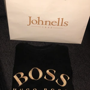 HUGO BOSS HODDIE - Nästan helt oanvänd Hugo boss hoddie (utan luva) strl: S-M finns digitalt kvitto från johnells men även scan. Pris kan diskuteras