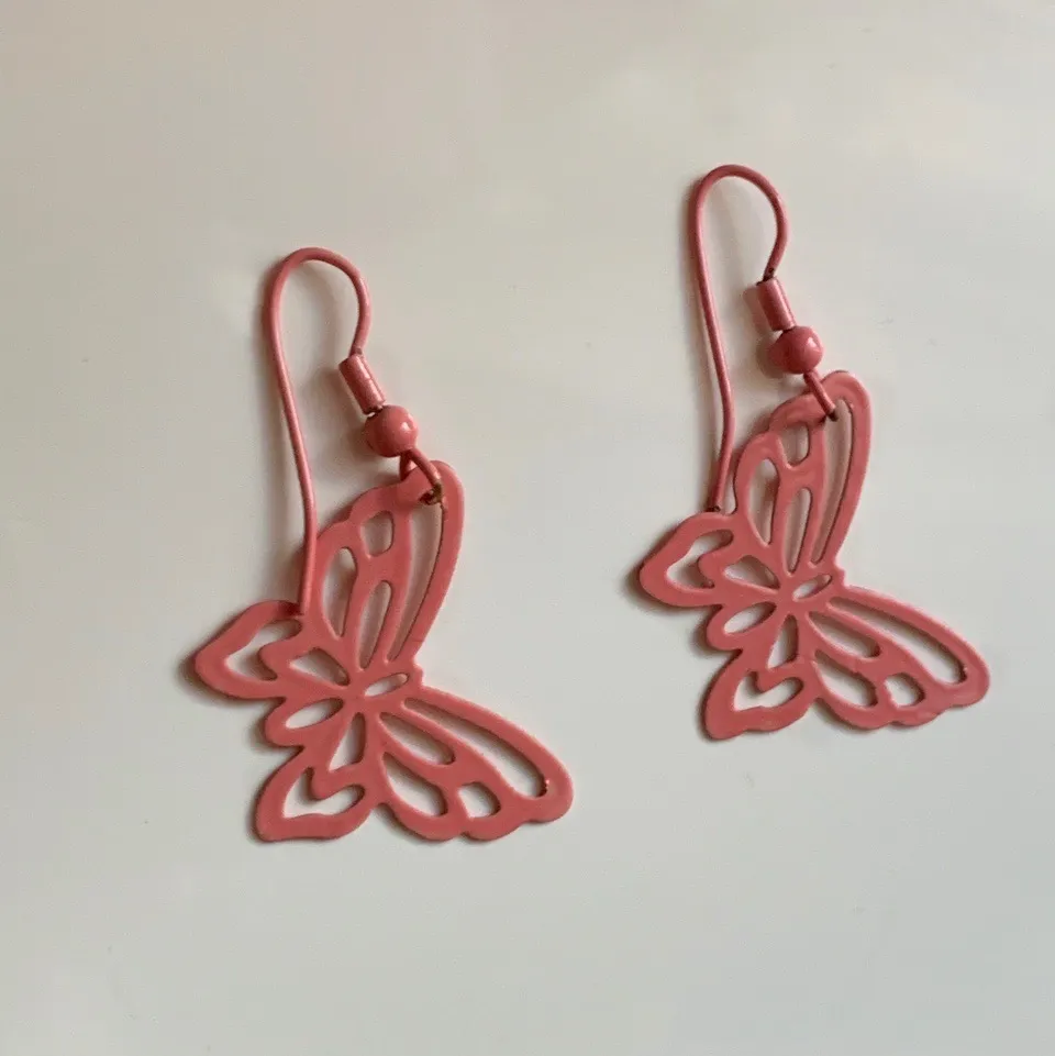 Pink butterfly earrings. . Accessoarer.