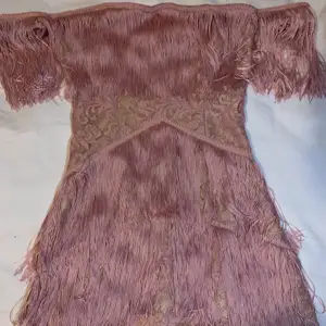 Rosa kort fest klänning, använt 1 gång, storlek 36, kan hämtas upp i halmstad men går även att fraktas då står köparen för leveranskostnaden