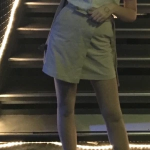 HM kjol strl 36 - Superfin kjol från HM i bra kvalité👗. Dragkedja på sidan samt ett isytt skärp man kan knyta på sidan. Kjolen är i strolek 36, säljer pga för liten (bilden är gammal). Köparen står för frakten.