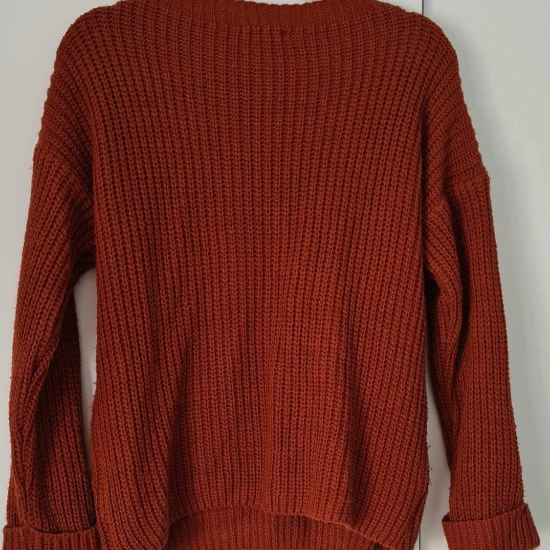 Stickad tröja i rostrött - 90