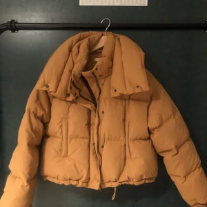 Jacka storlek 34 - Snygg, varm och jätteskön puffer jacket! Jackan är i storlek 34 från En av HMs finare collentioner! Den har bra kvalitet och är både cool och trendig! 