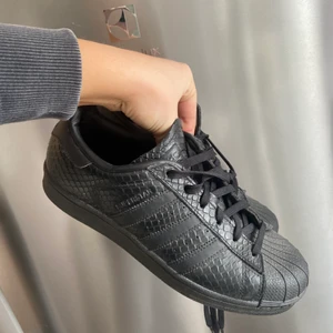 Adidas - Säljer nu mina adidas svarta, använda Max 5 gånger! Inte riktigt lik stil! Men supersnygga!’