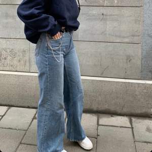 Blå vida jeans från weekday med perfekt längd för mig som är ca 175cm lång