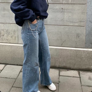 VIDA WEEKDAY JEANS BLÅ - Blå vida jeans från weekday med perfekt längd för mig som är ca 175cm lång