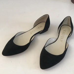 Skor från yokoyap - Snygga ballerinaskor från Yoko Yap i Göteborg i jättefint skick och nästan oanvända, säljer pga att dom är för stora för mig. Storlek 36 (lite stora i storlek så kan passa 37 också)💕