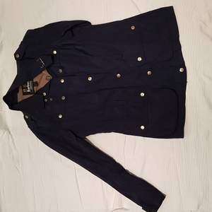 Navy blue Barbour jacket. Size 40. Removale belt. Lightly used. No hood.