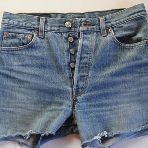 Levi’s 501 jeansshorts - Vintage Levi’s 501 jeansshorts i bra skick. Storlek W30. Sänkt pris! Först till kvarn! 😊