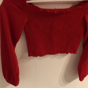 Röd topp - Röd topp stolek XS som kostar 50kr 