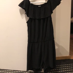 Svart t- shirts / shorts  - En T- shirts / shorts storlek 158/ 164 som kostar 50kr 