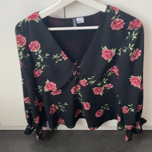 Blus - Hello säljer den här söta blusen, som användes ca 3 gånger. Den är i storlek 36. 
