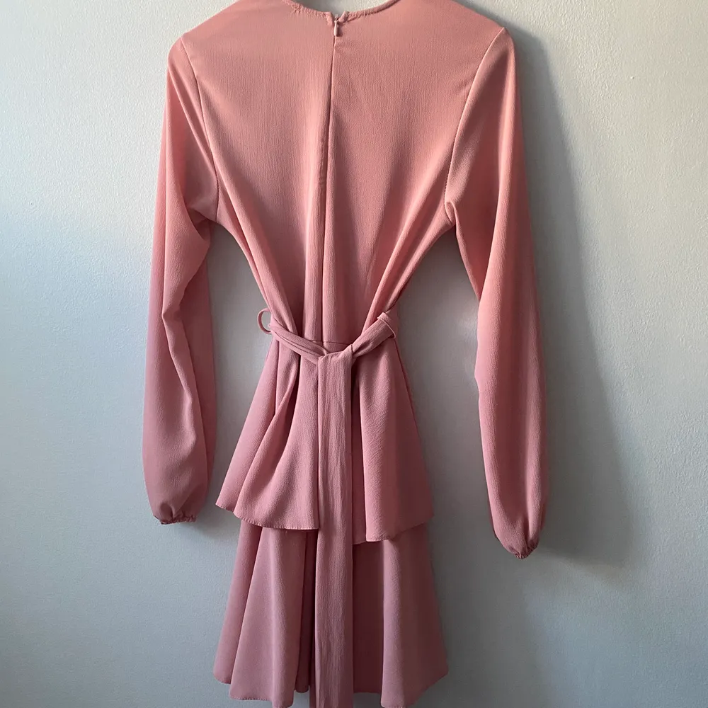 Säljer denna volangklänningen i en superfin rosa färg. Endast använd vid 2 tillfällen därmed som i nyskick! Köpt på Bubbleroom & finns ej kvar på hemsidan. 150kr +frakt🌸💕. Klänningar.