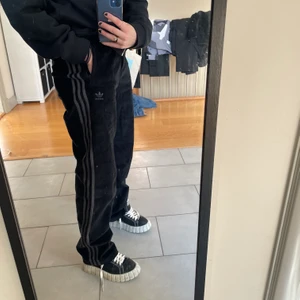Adidas manchesterbyxor  - Svarta m. gråa 3-streck adidas manchesterbyxor🤍🖤 Aldrig använda och mycket sköna att ha på sig. Köpta för 899kr