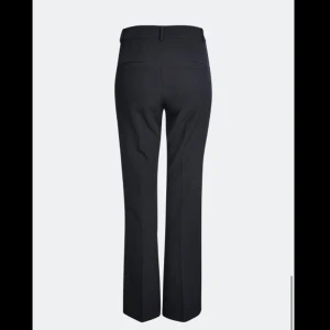 Kostymbyxor  - Storlek 42(mer som storlek 40 enligt mig) fint skick. Inte slitna. Först till kvarn. Fler bilder privat. 