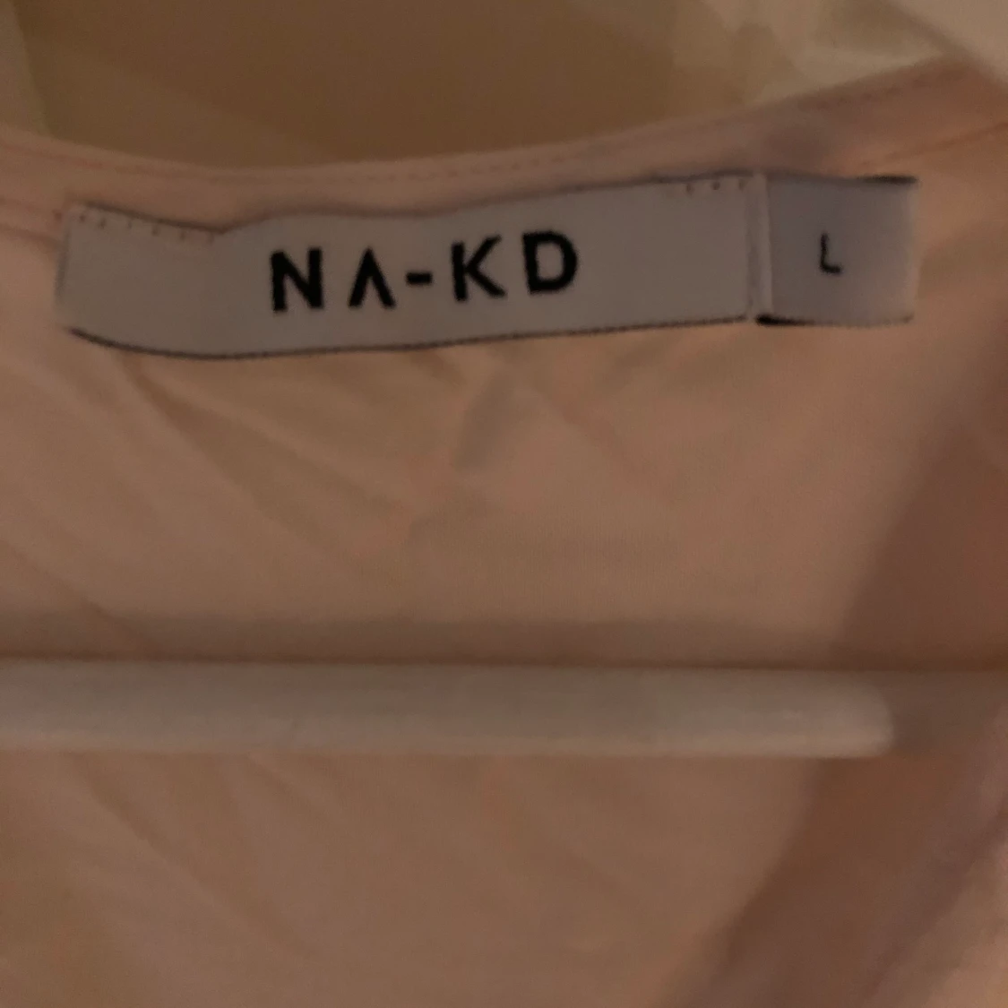 Ljusrosa blus med knytning - 90