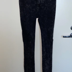DR DENIM jeans  - säljer dessa jeans från DR DENIM då de är för små för mig. De är stretchiga och är som gott som nya då jag knappt använt de🥰