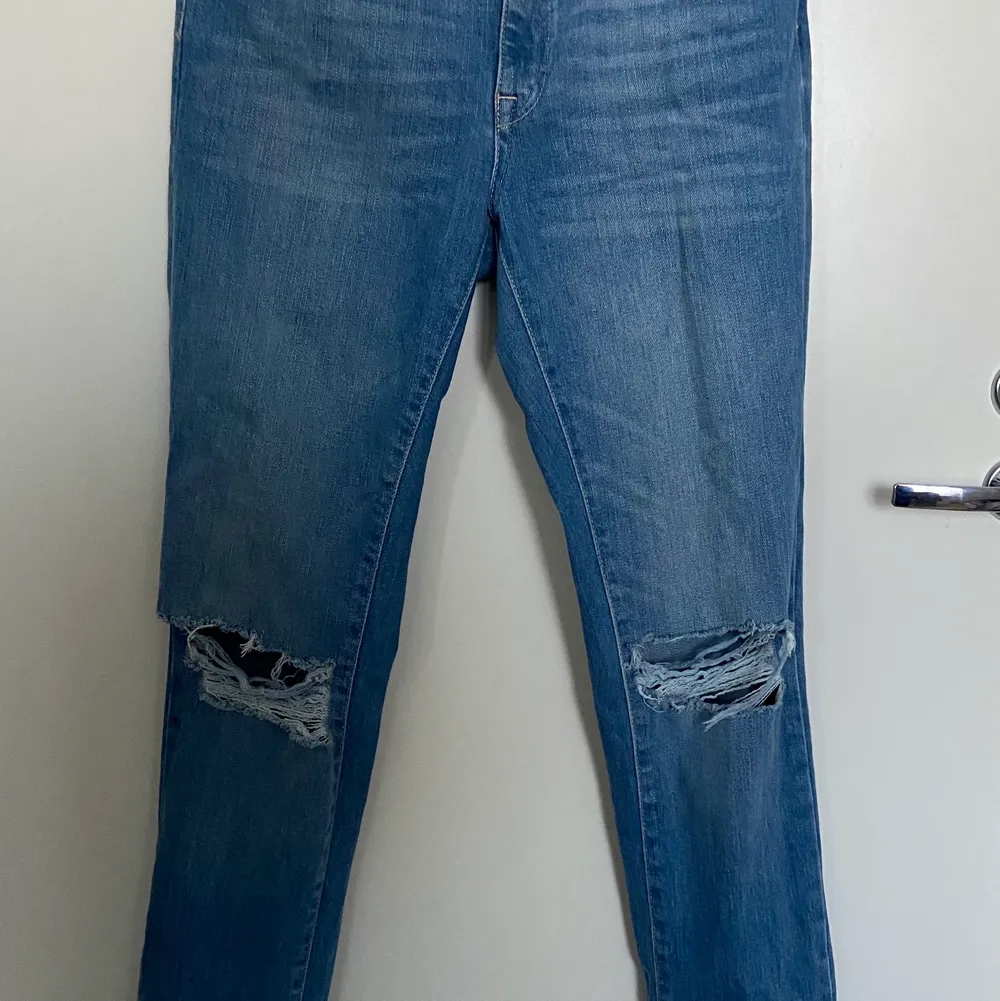 Säljer dessa fina jeans i storlek S då de är för små för mig. De är i bra skick då jag endast använt de ett fåtal gånger🥰. Jeans & Byxor.