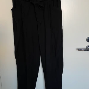 Paperbag - Säljer dessa paperbag byxor från Zara som i riktigt bra skick. Jag säljer dessa då de är för små och inte används🥰